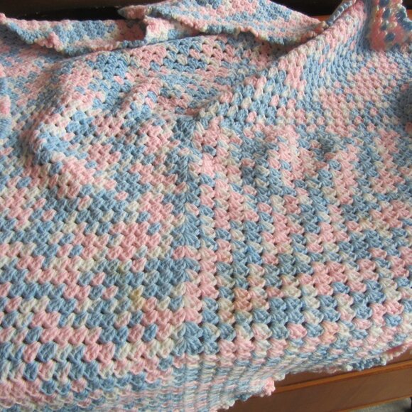 VTG HAND CROCHETED BABY BLANKET, SHELL PATTERN, SCALLOP EDGE - Picture 3 of 3